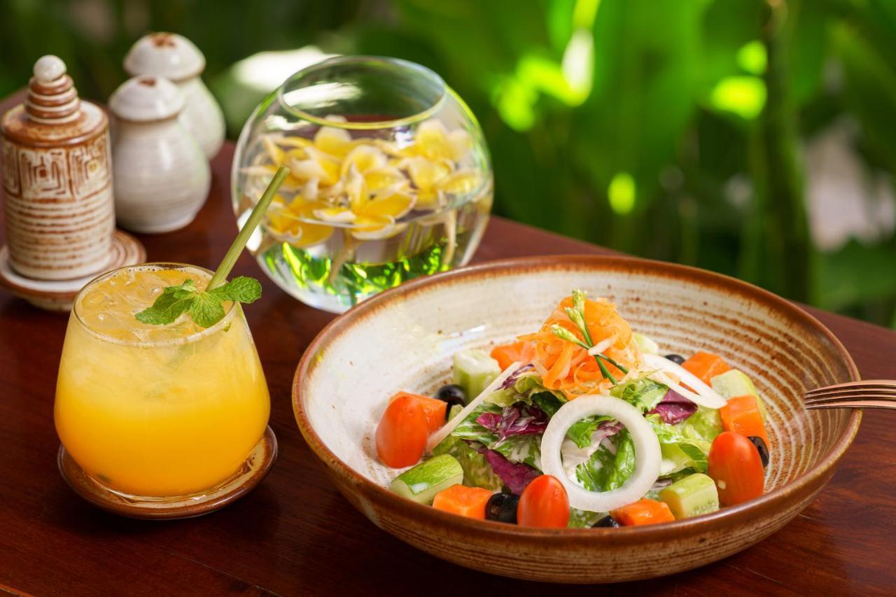 Shintana Saya La Maison Сіємреап Екстер'єр фото A salad with a glass of lemonade